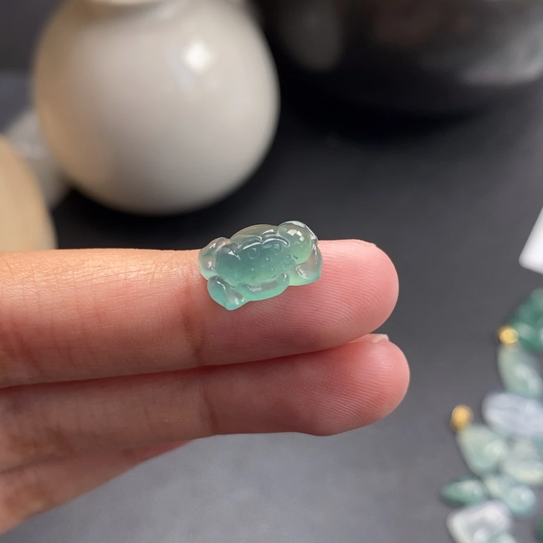 翡翠裸石晴绿冰胶莲花