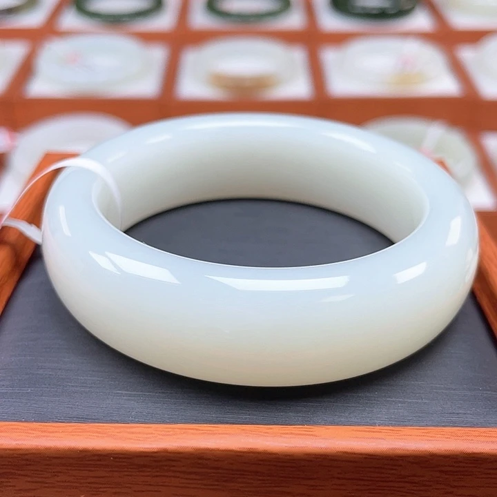 未镶嵌手镯和田玉羊脂级别