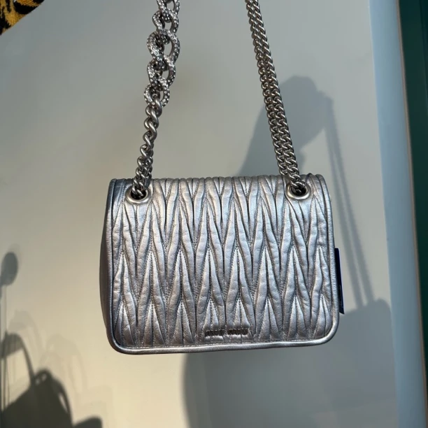 95新 MIU MIU/缪缪 MiuMiu褶皱钻石链条单肩斜挎包银色