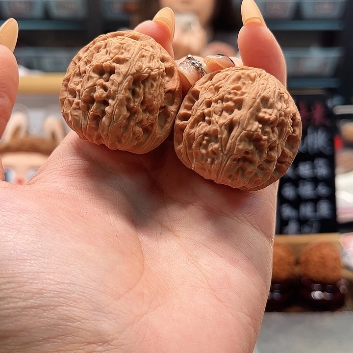 文玩核桃吊坠三角白