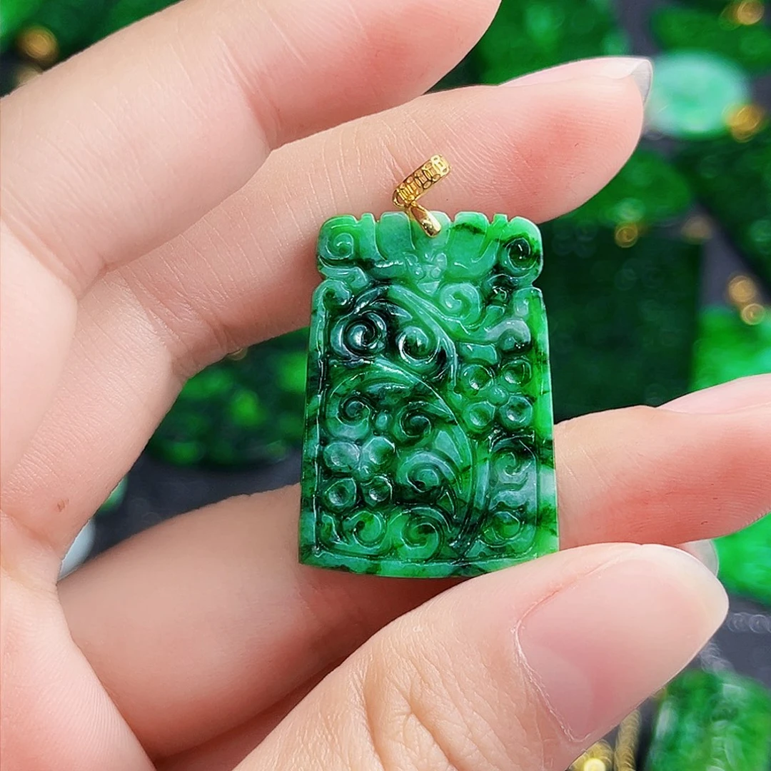 颈饰18K金镶嵌翡翠多样性