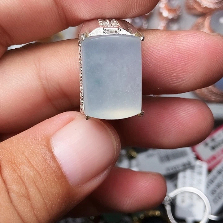 颈饰未镶嵌翡翠戒指
