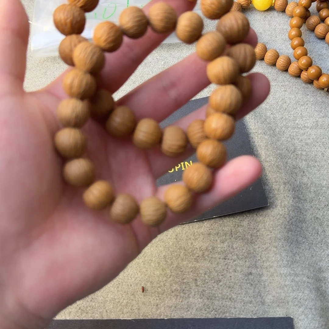 两条原皮猴头手串