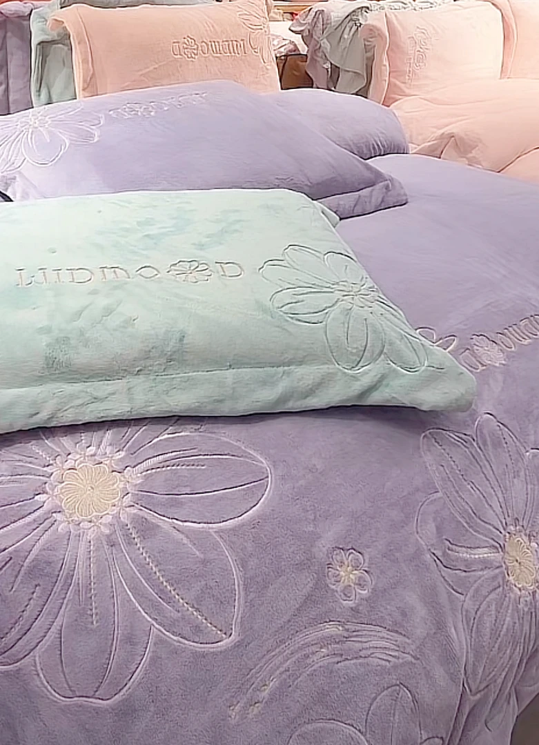 爱心加厚双面牛奶绒裸睡重工刺绣四件套