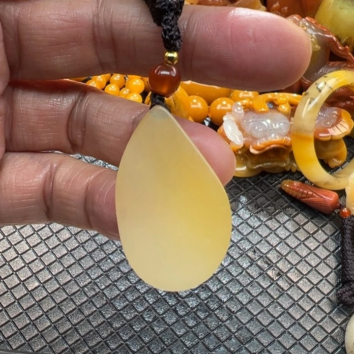 石英质玉（黄龙玉）颈饰未镶嵌