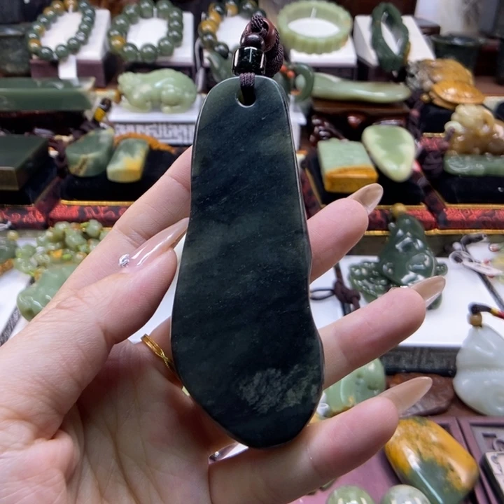 未镶嵌岫岩老玉（透闪石质玉）把件