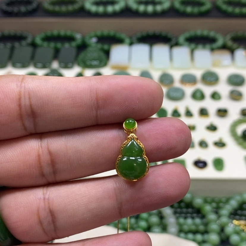 【闪购商品】颈饰18K金镶嵌和田玉（碧玉）渐*?