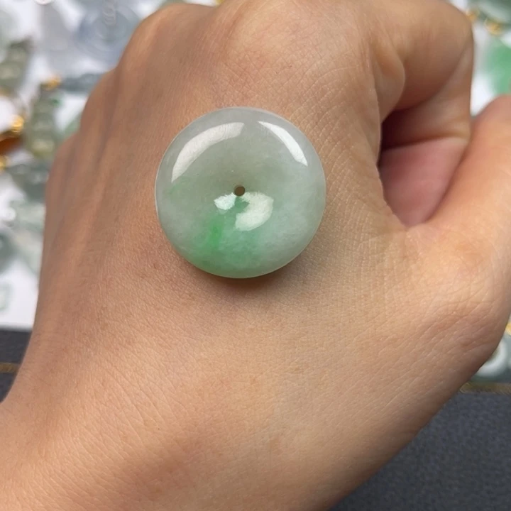 翡翠未镶嵌颈饰平安扣