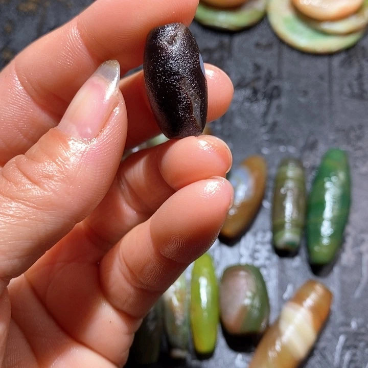 石英质玉颈饰未镶嵌小*五