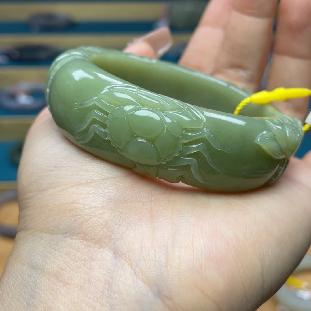 和田玉手镯54+圈口。编号71未镶嵌