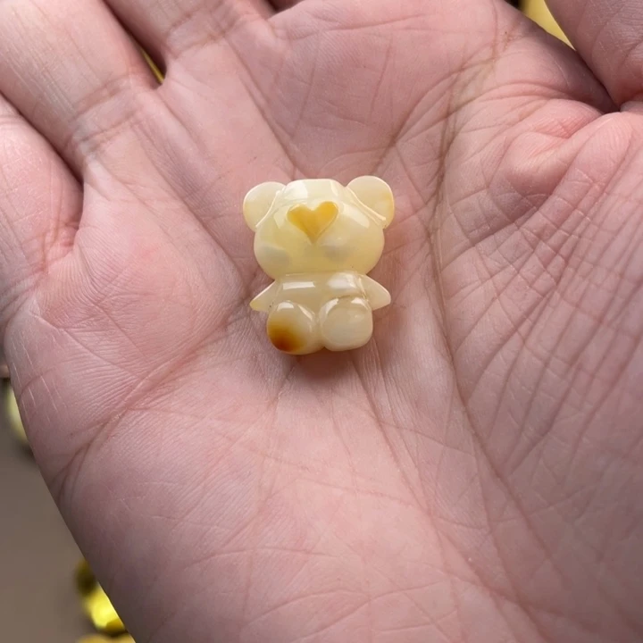 琥珀未镶嵌颈饰如图