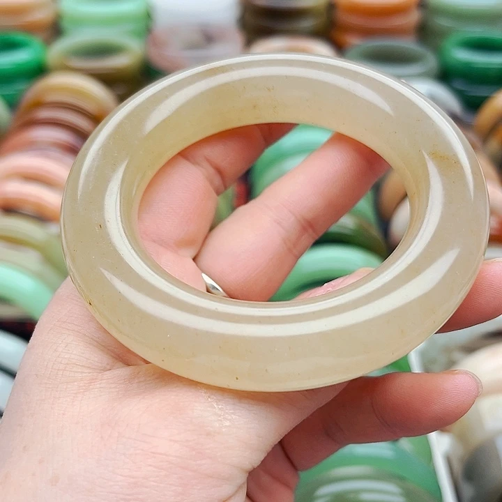 未镶嵌手镯（圆镯）石英质玉