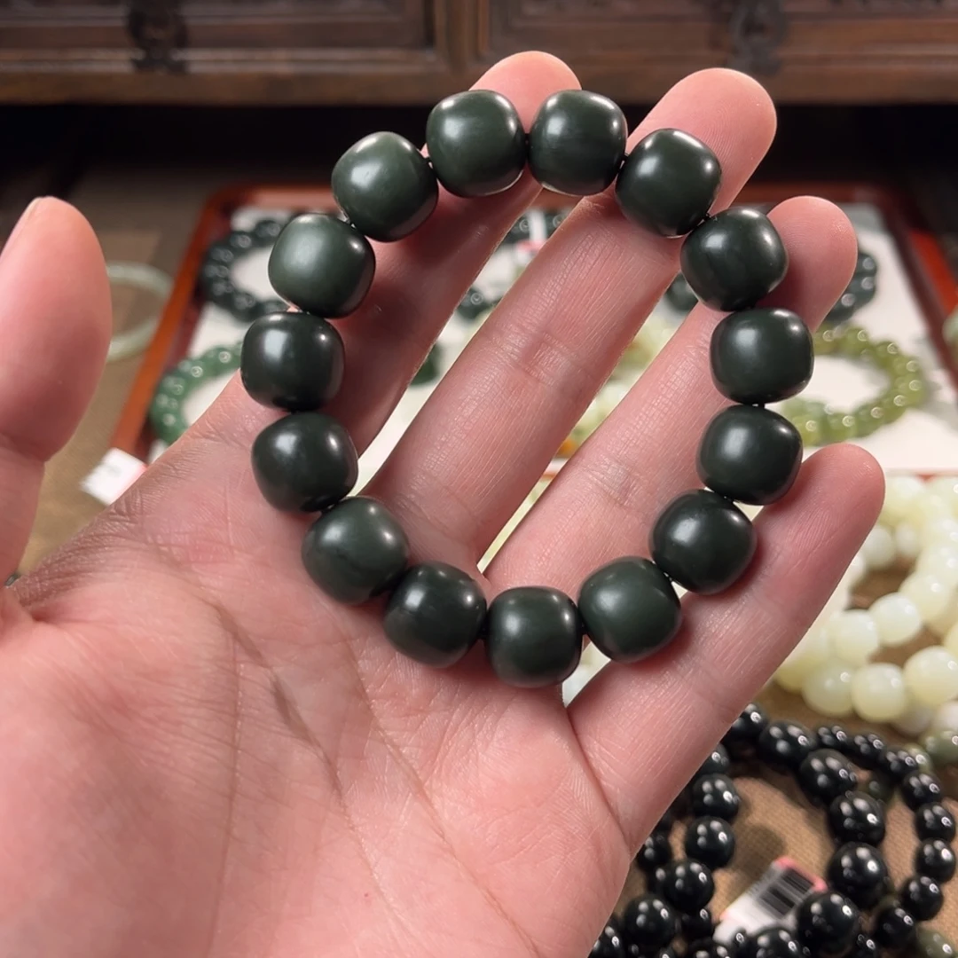 大***山和田玉未镶嵌手链