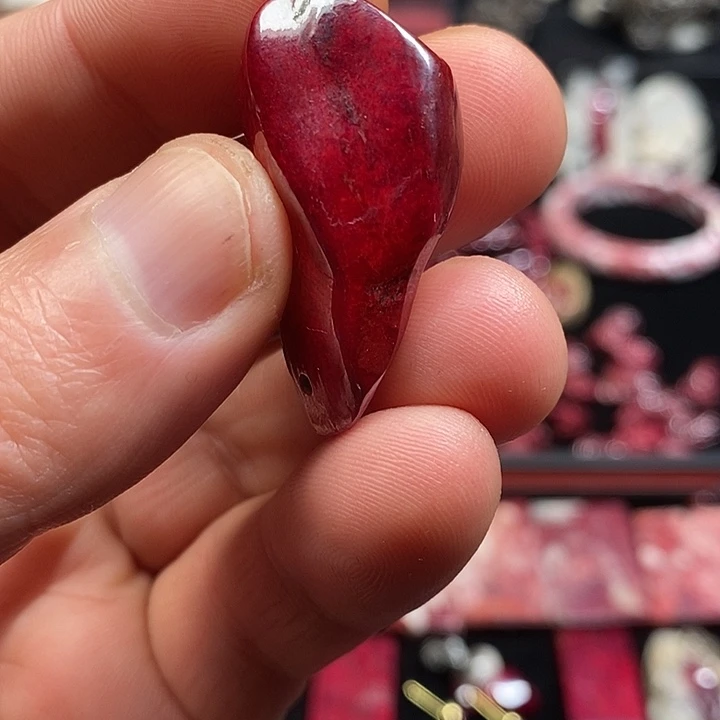 天然辰砂天然朱砂原矿打磨随行吊坠