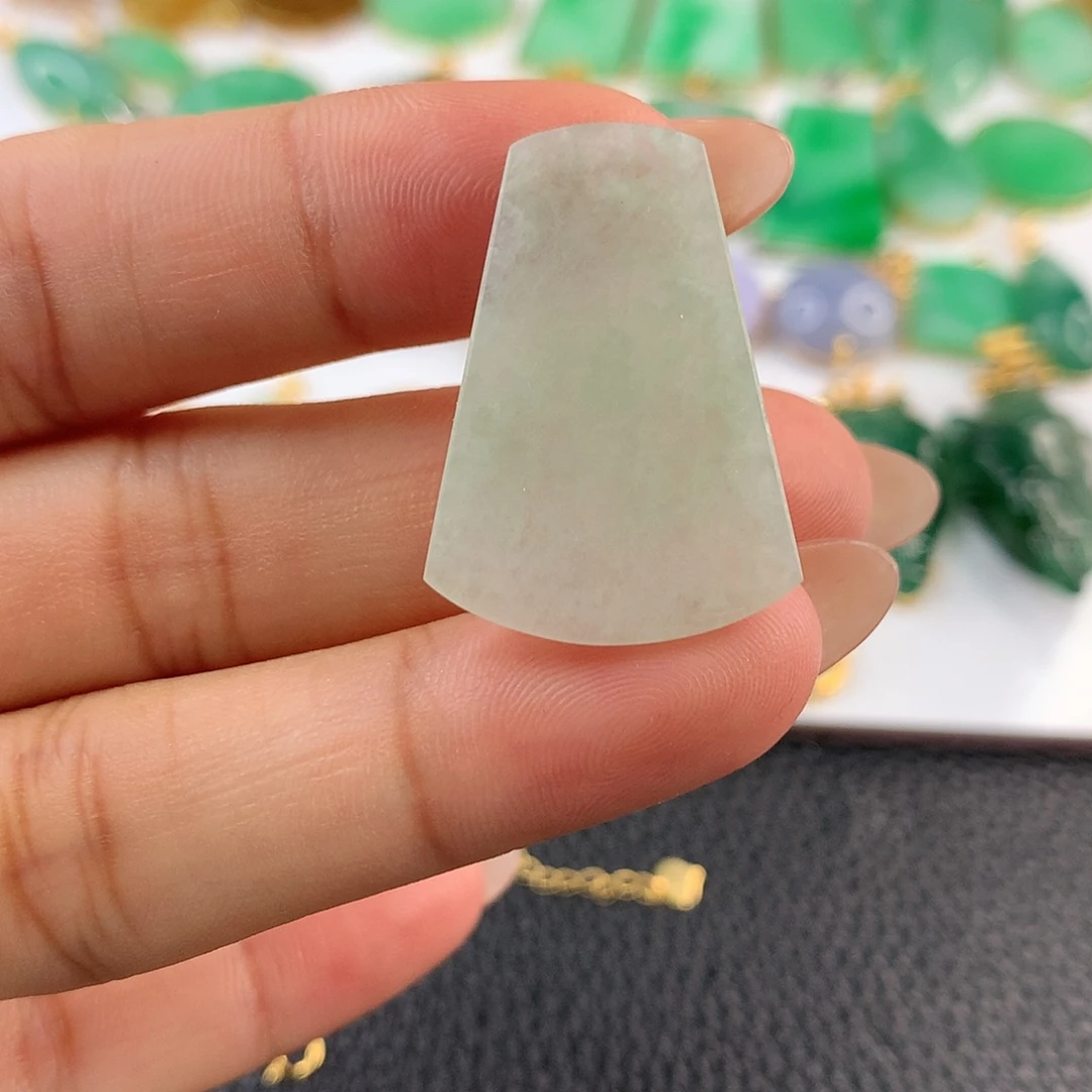 翡翠未镶嵌颈饰无事牌