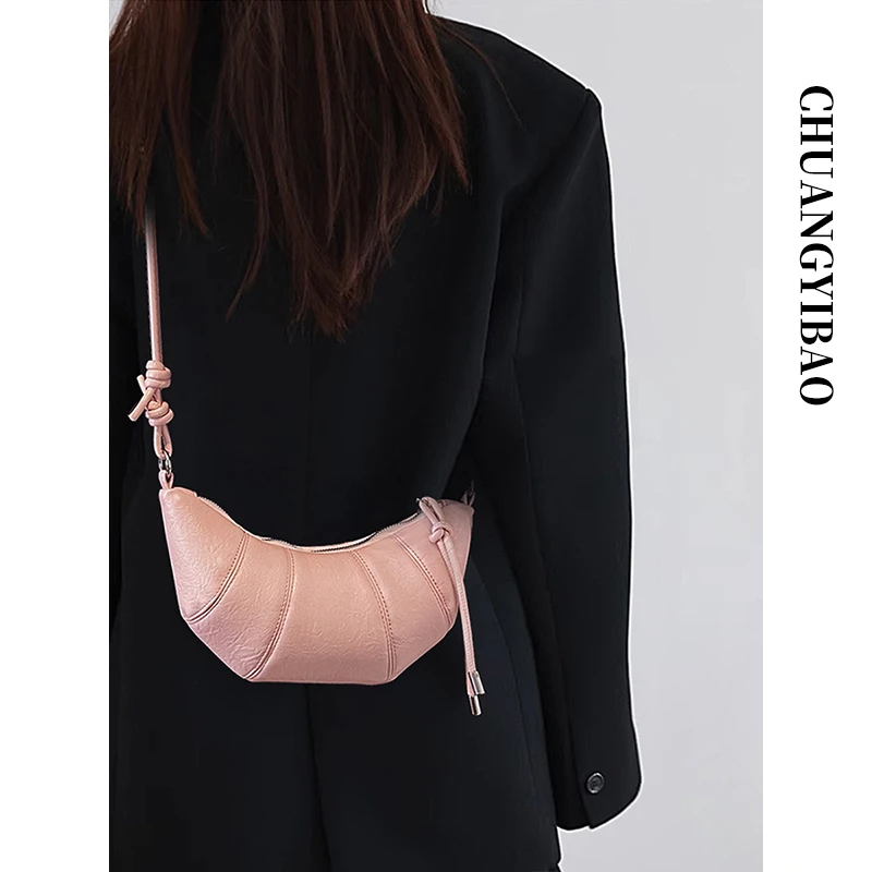 超火粉色可颂牛角包包女式2025新款春夏高级感轻奢小众斜挎饺子包