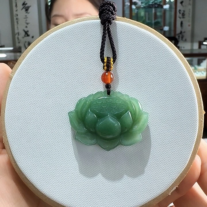 颈饰未镶嵌密玉（石英质玉）