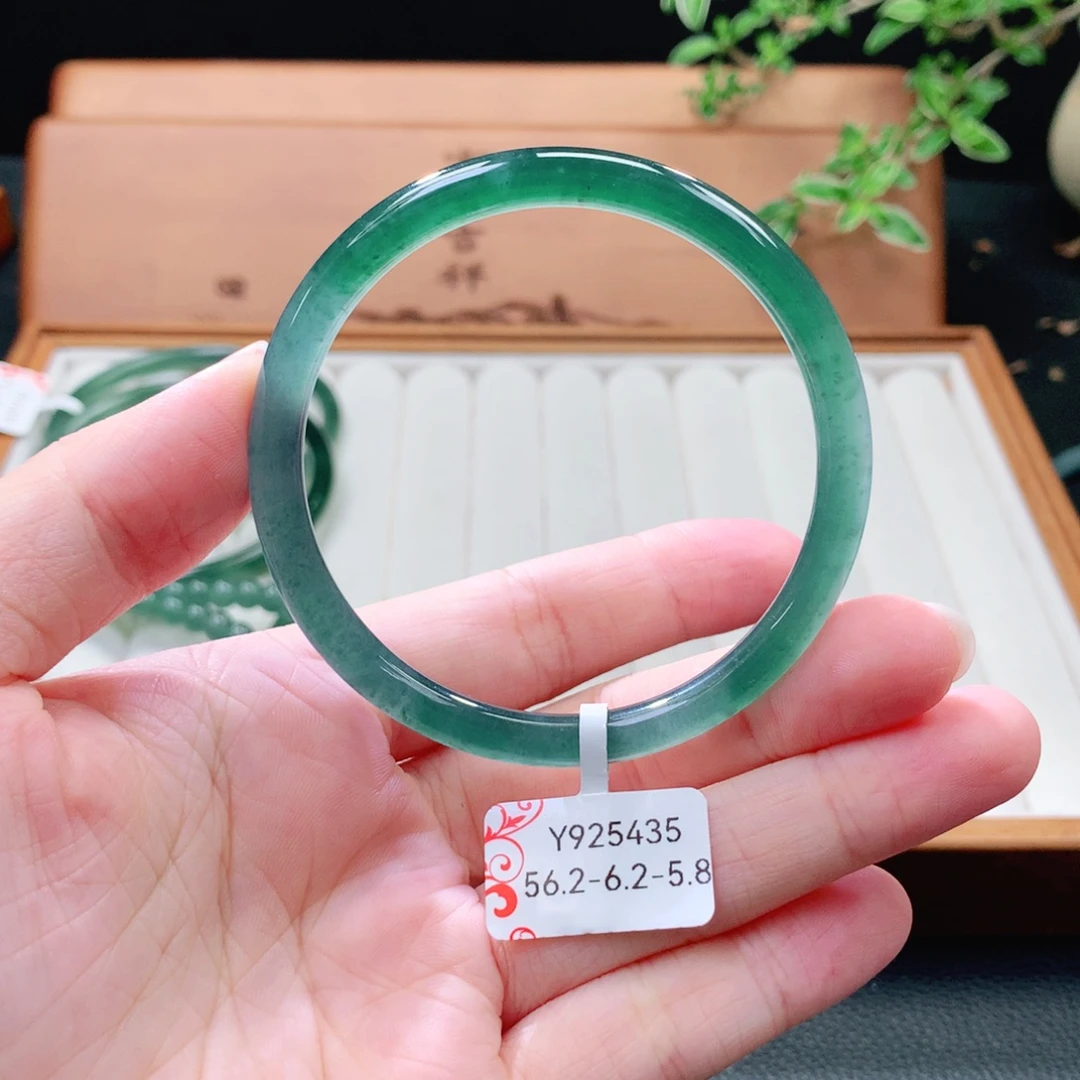 翡翠未镶嵌手镯（圆镯）