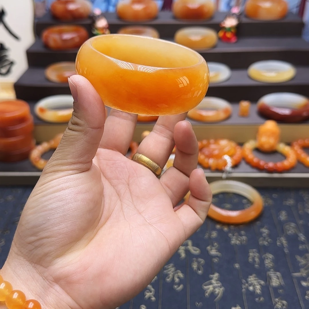 钟***玉石英质玉（黄龙玉）未镶嵌手镯