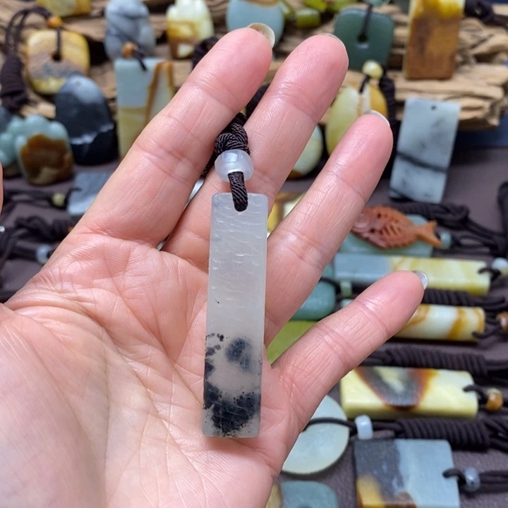 蛇纹石玉未镶嵌颈饰