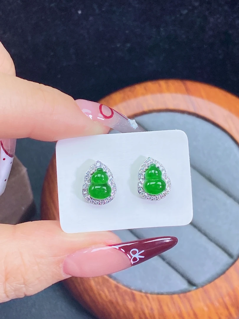 天然翡翠A货阳绿设计款葫芦耳钉通体S925银镶嵌（多样性发货）