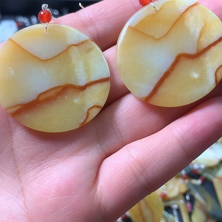 蛇纹石玉未镶嵌耳饰