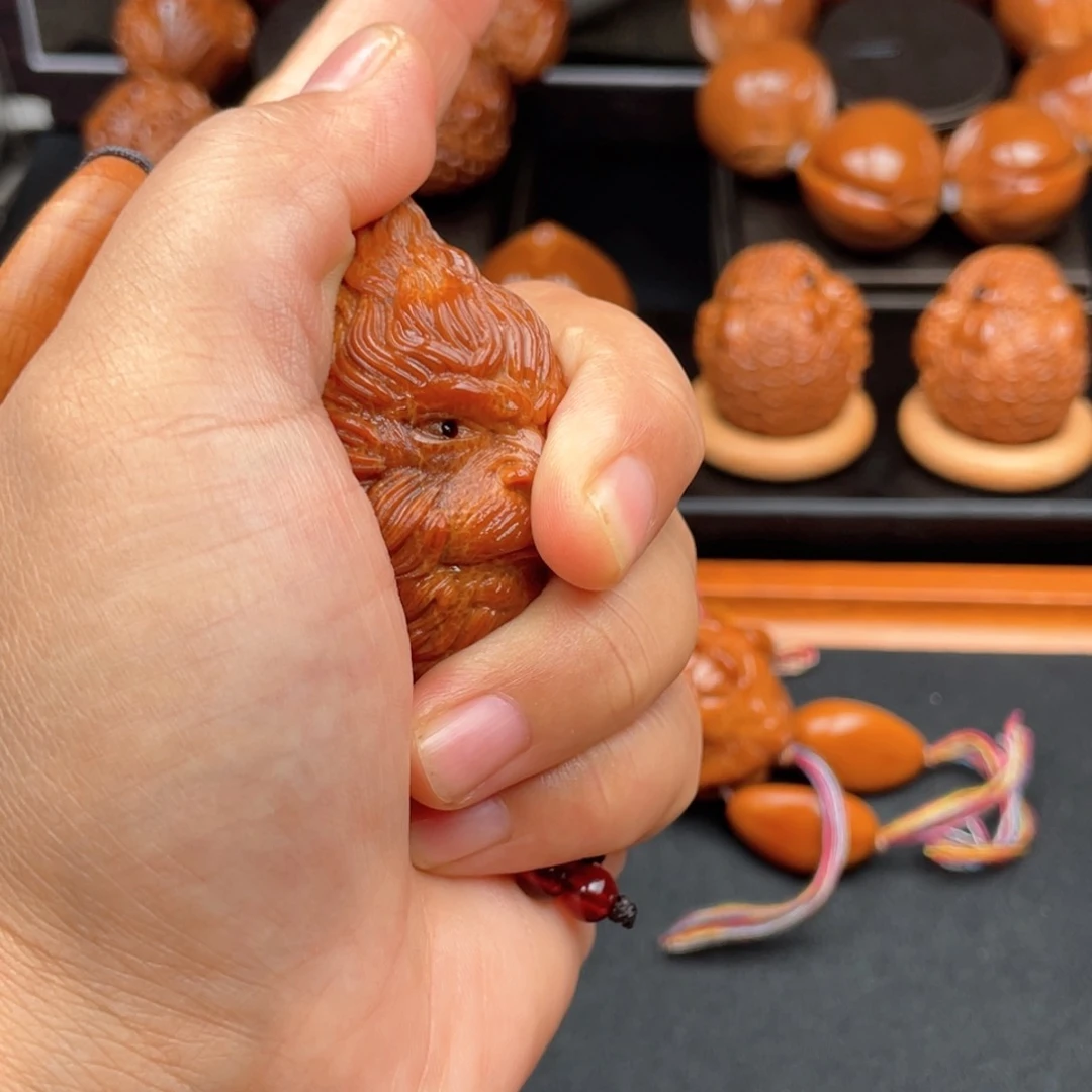 把件橄榄核大圣穿配