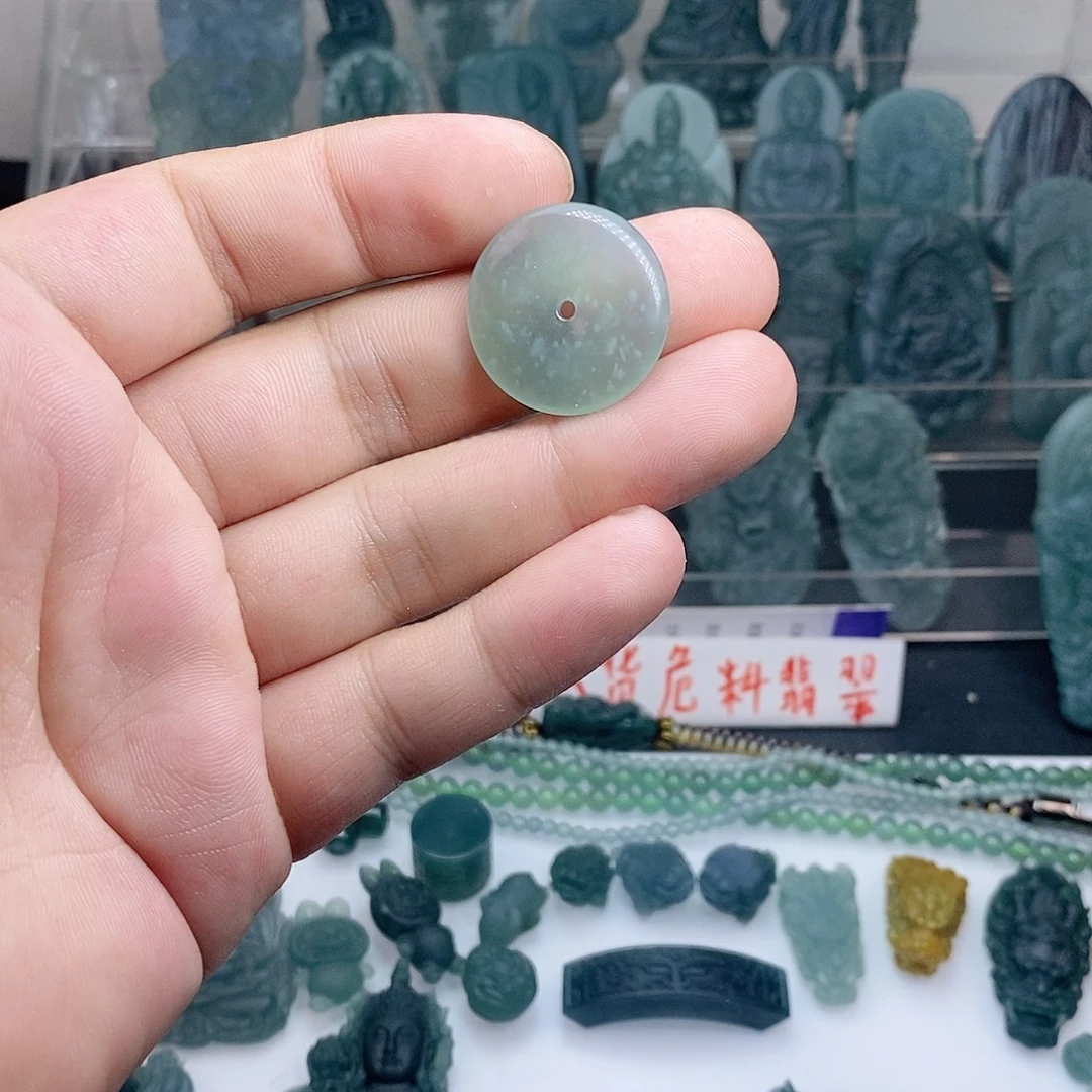 翡翠未镶嵌颈饰平安扣
