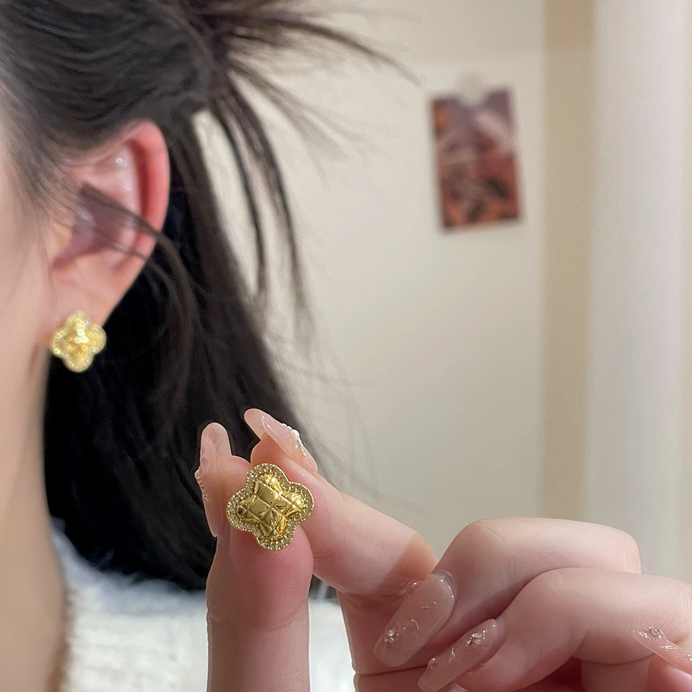 S925银针金色格子幸运花耳钉百搭耳饰品轻奢复古法式