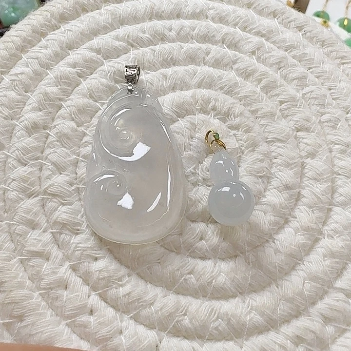 A***y翡翠未镶嵌颈饰白冰如意.立体葫芦