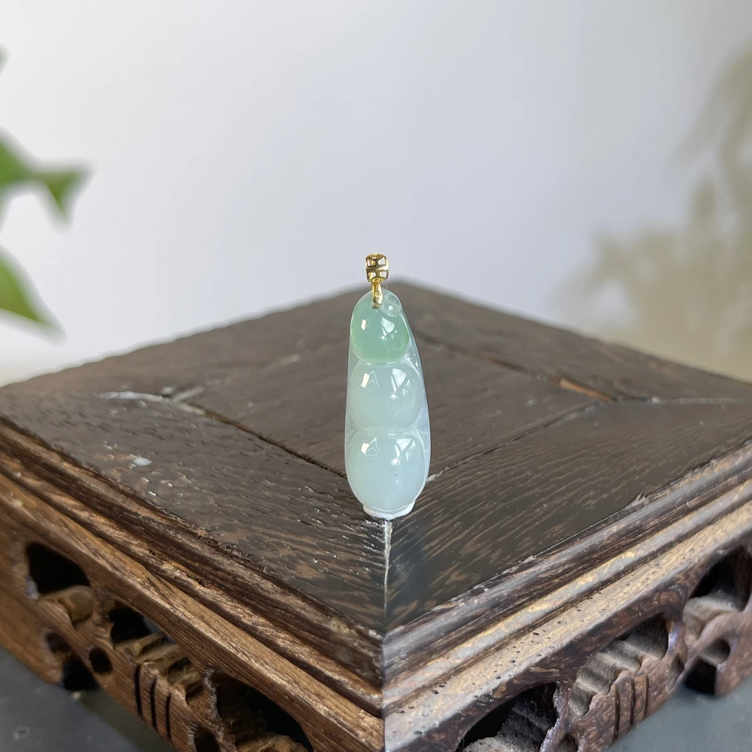 JTW06-41    天然缅甸A货翡翠  18K扣福豆