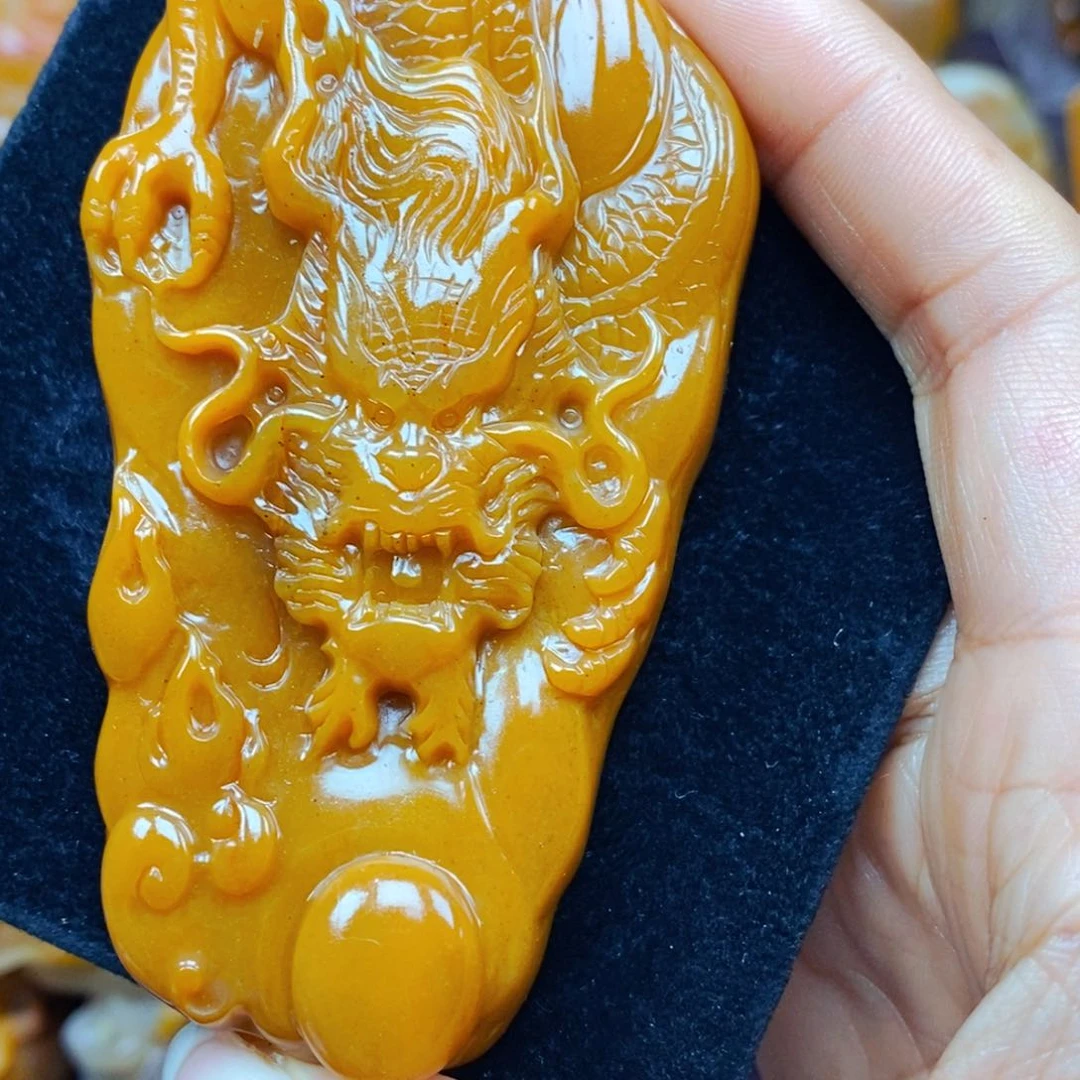 未镶嵌石英质玉（黄龙玉）颈饰