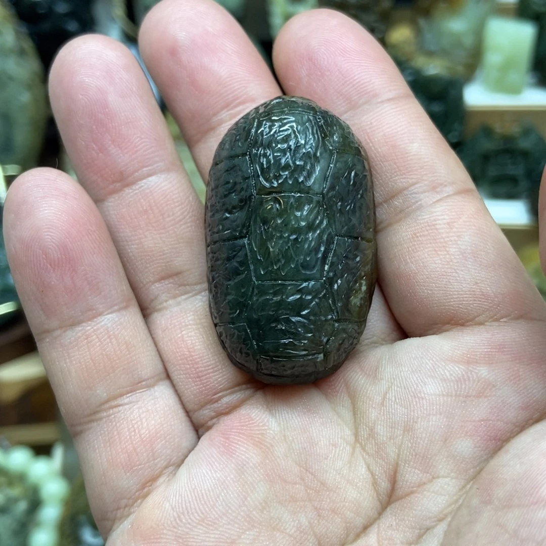 未镶嵌岫岩河磨玉（透闪石质玉）把件