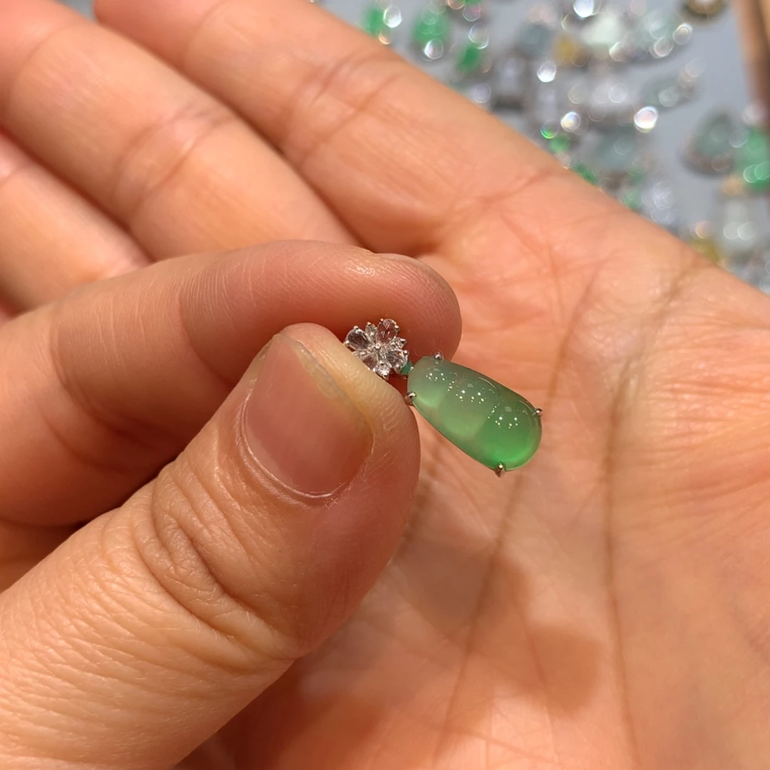 翡翠18K金镶嵌颈饰小吊坠