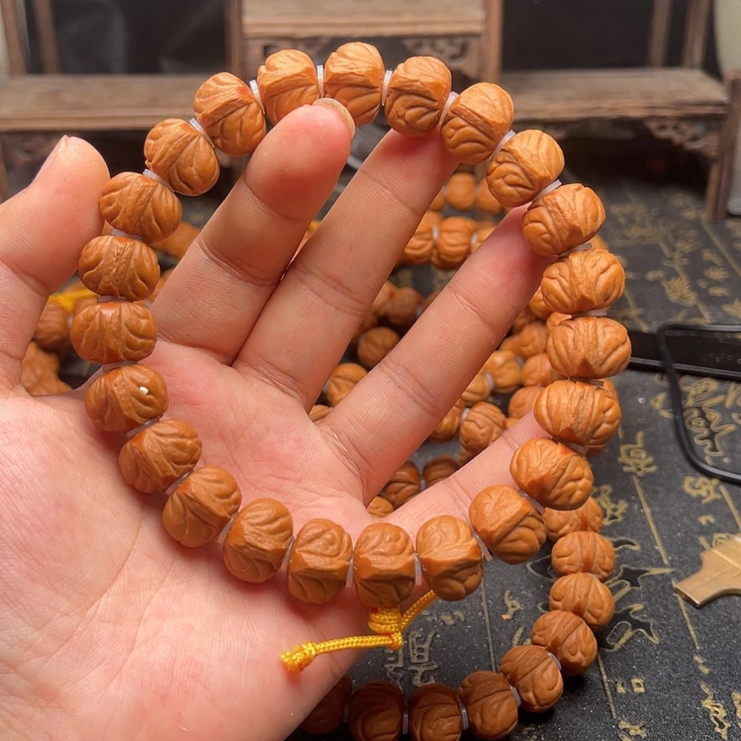 桃核吊坠桃和手持