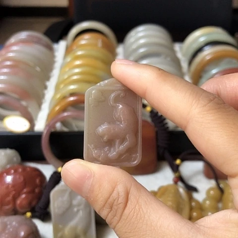石英质玉未镶嵌颈饰