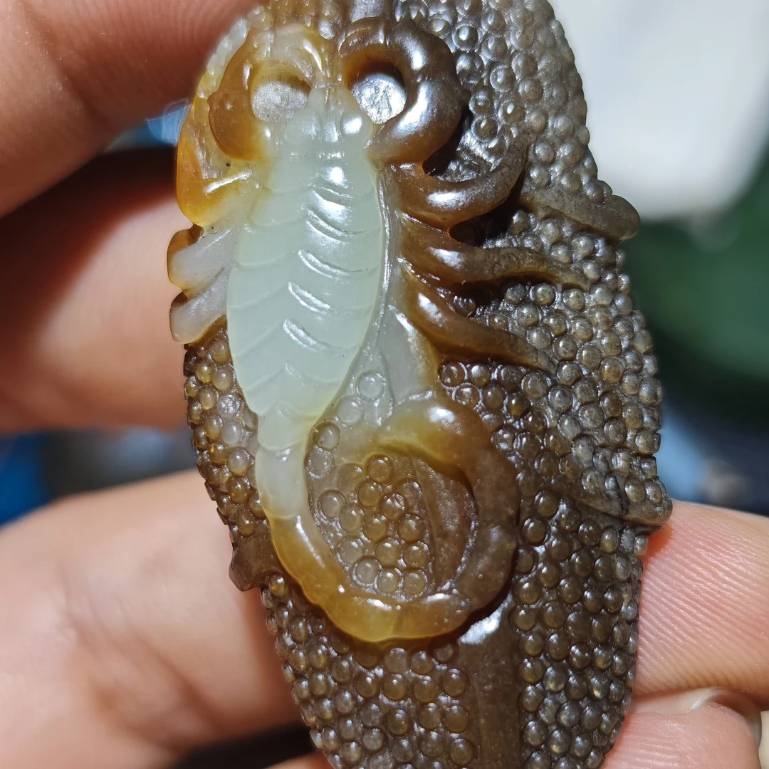 糖白俏色雕刻龙行天下挂件