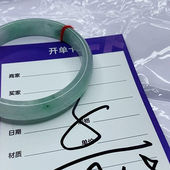 翡翠手镯（圆镯）未镶嵌芊***?