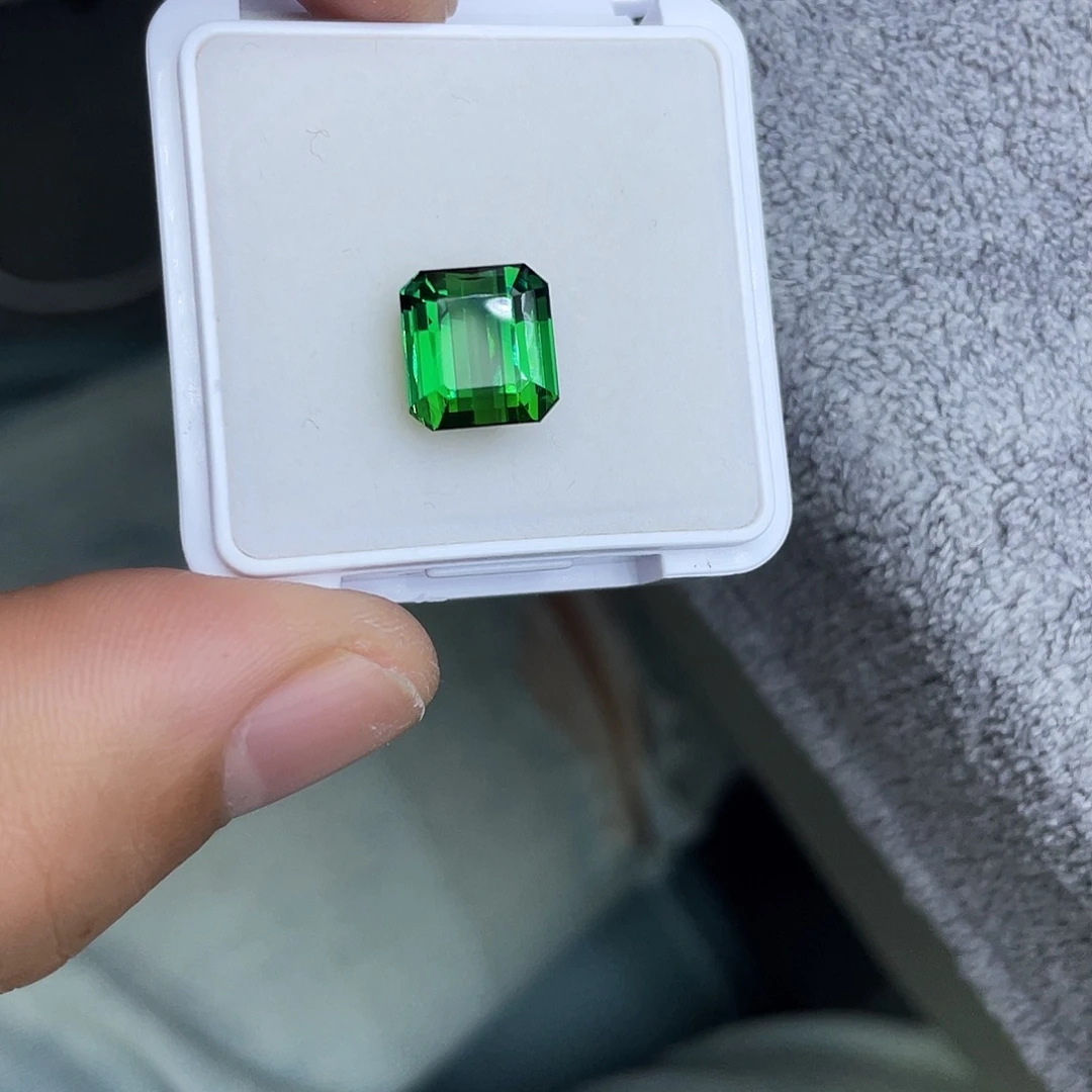 未镶嵌裸石碧玺5.55Ct。