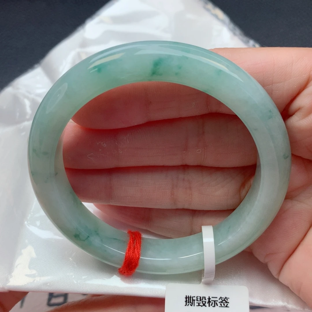 翡翠未镶嵌手镯55.6圈细糯绿底飘小绿花完整度高高性价比