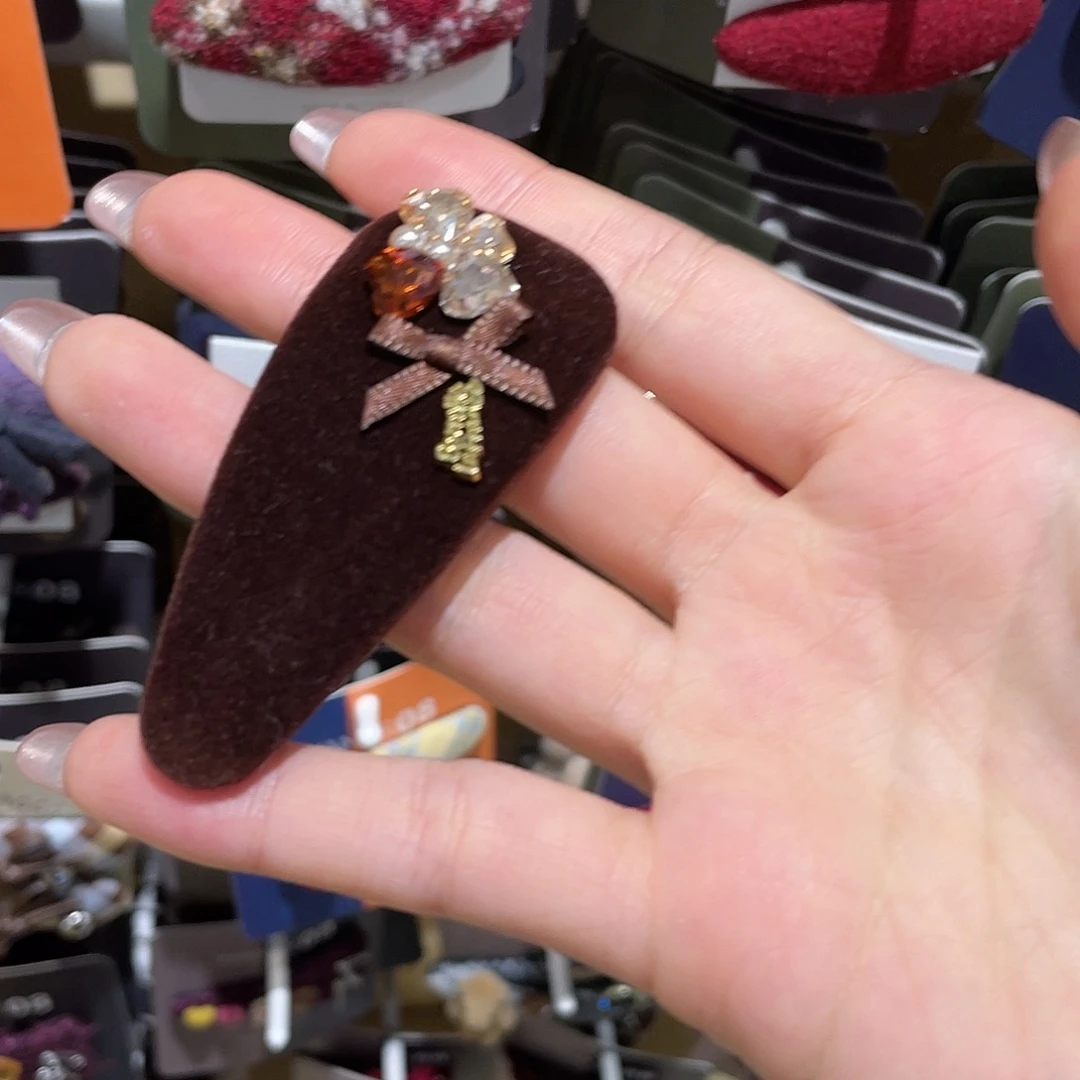 布艺非金属咖色钻一只