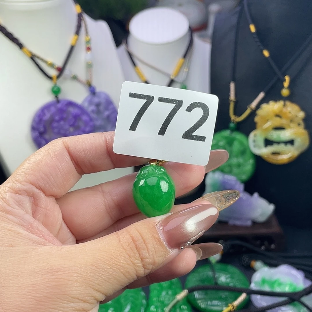 翡翠未镶嵌吊坠(赠链)