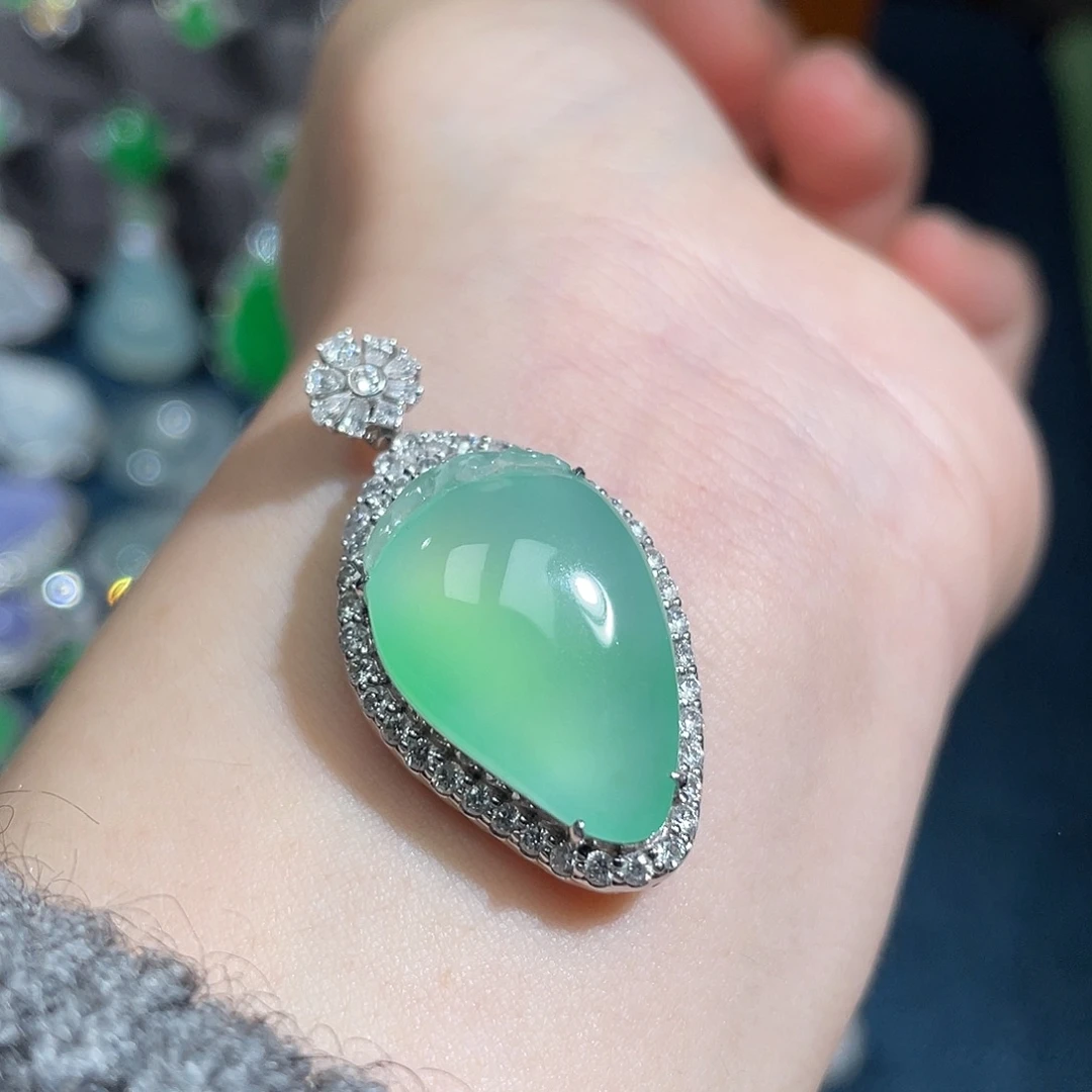 翡翠18K金镶嵌颈饰甜绿桃子