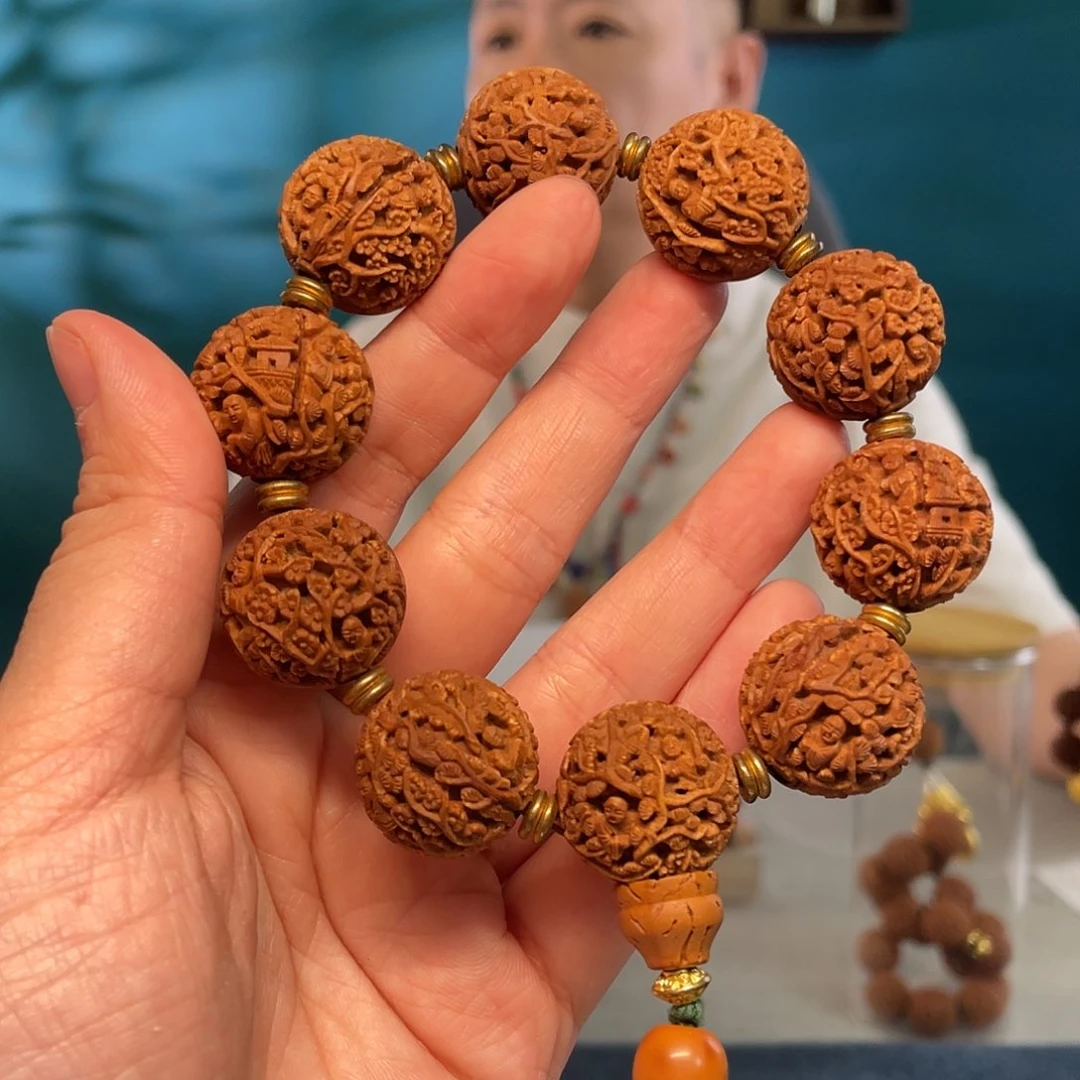山桃核精细工核雕作品