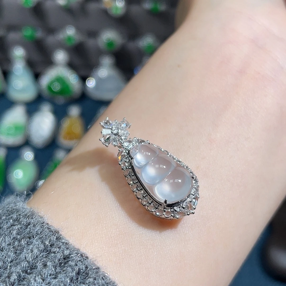 翡翠18K金镶嵌颈饰玻璃冰豆