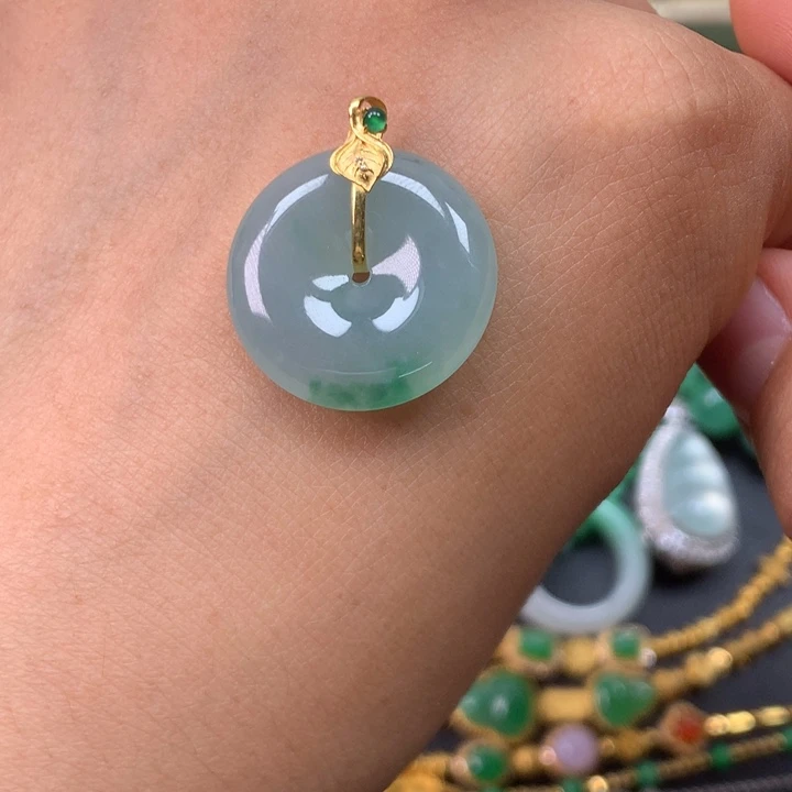 翡翠18K金镶嵌颈饰平安扣