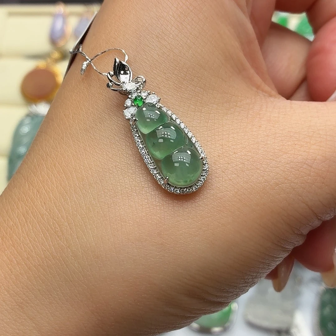 翡翠18K金镶嵌颈饰