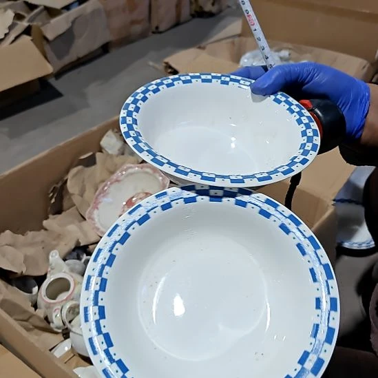 摆件盘子碗茶壶啥都有