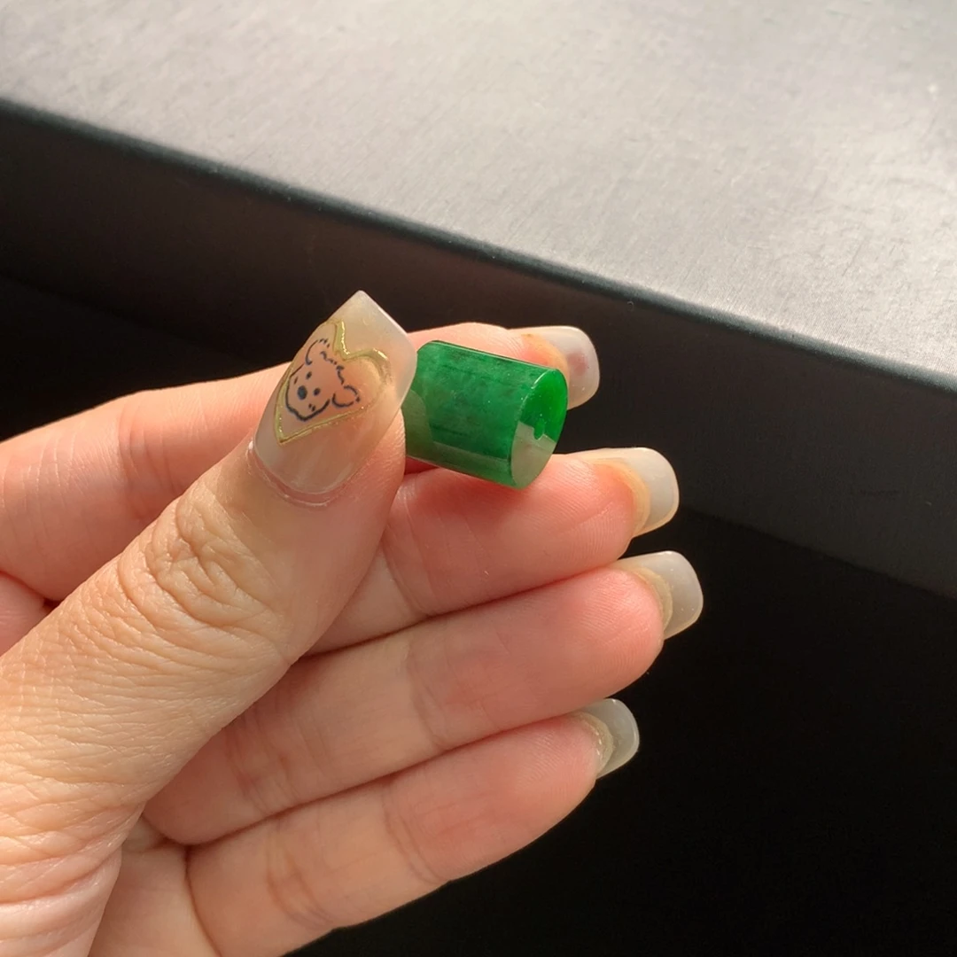 翡翠吊坠(不含链)未镶嵌?