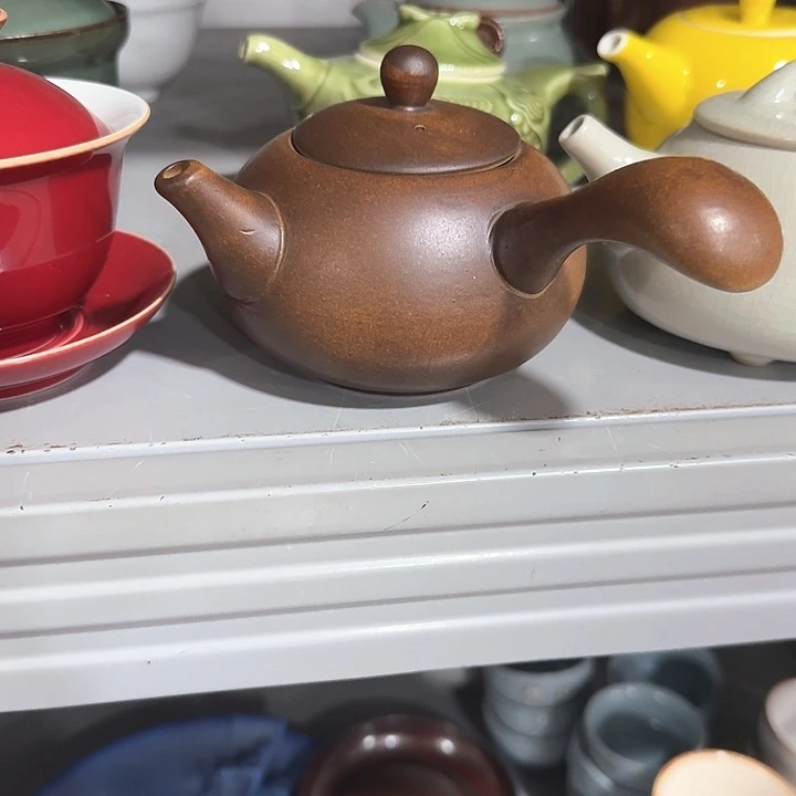 主人杯一个，瓷。。品茗